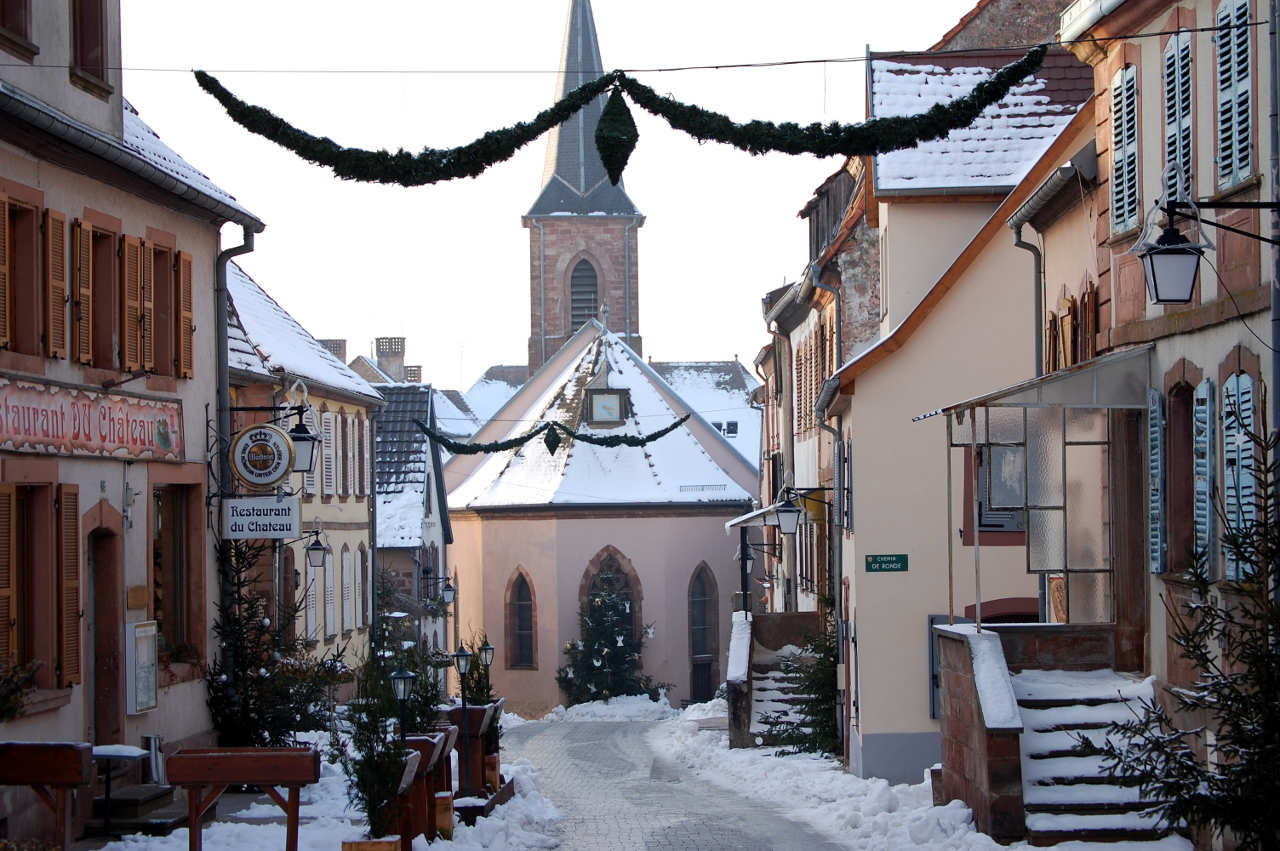 Rue du Chateau mit Kirche Notre Dame und Weihnachtsschmuck